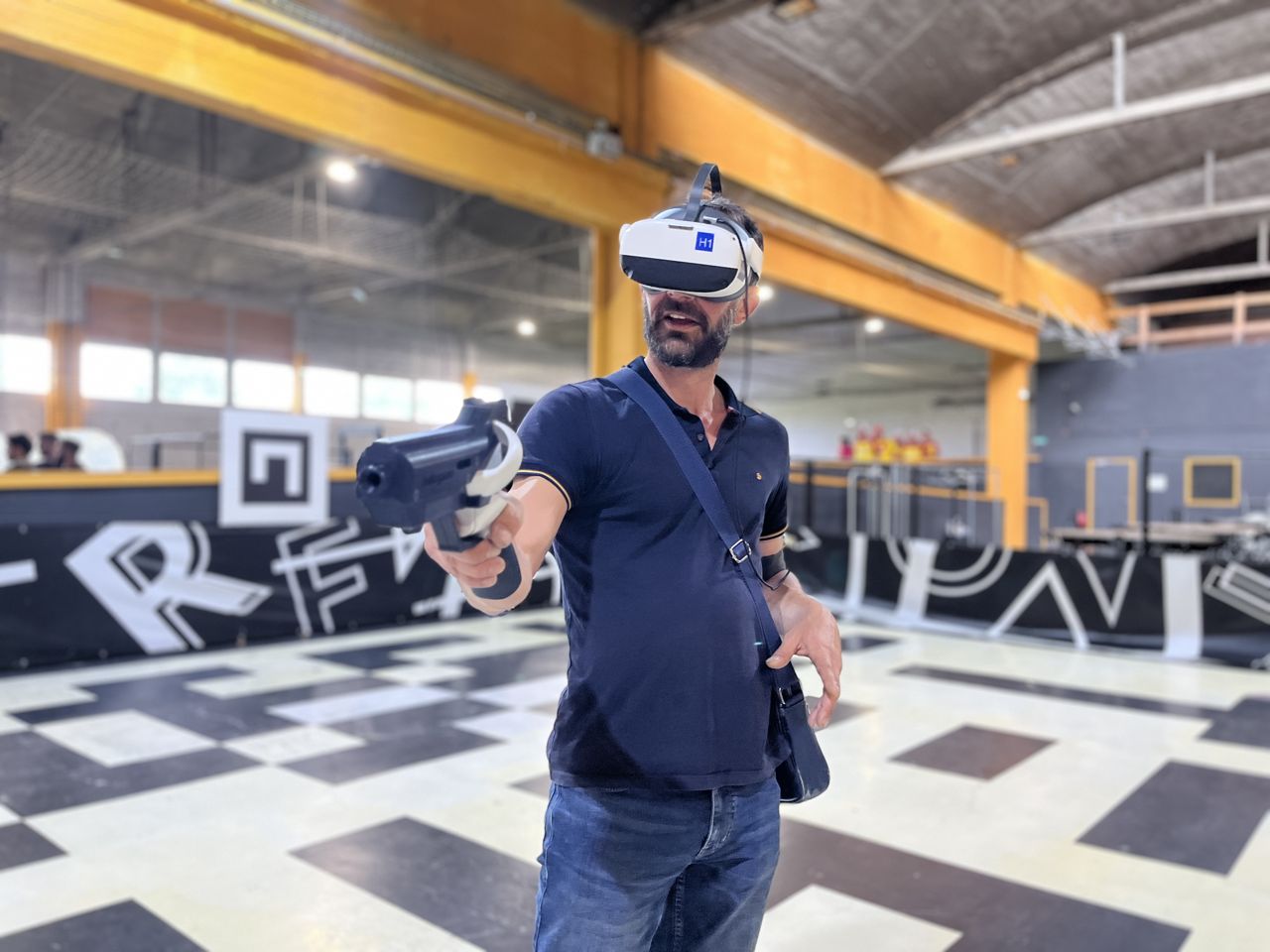 Un joueur en pleine partie dans l'arène VR de Team Square