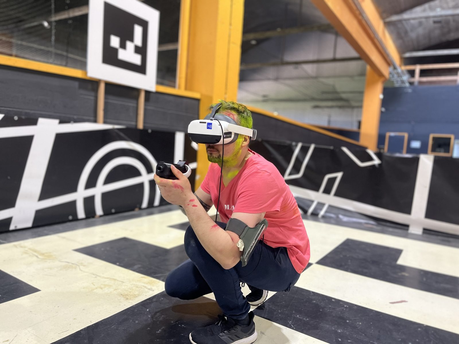 Un joueur casque sur la tête en pleine partie dans l'arène VR